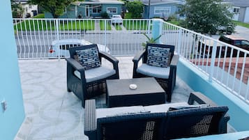 Habitación cuádruple Deluxe, vista al jardín | Terraza o patio