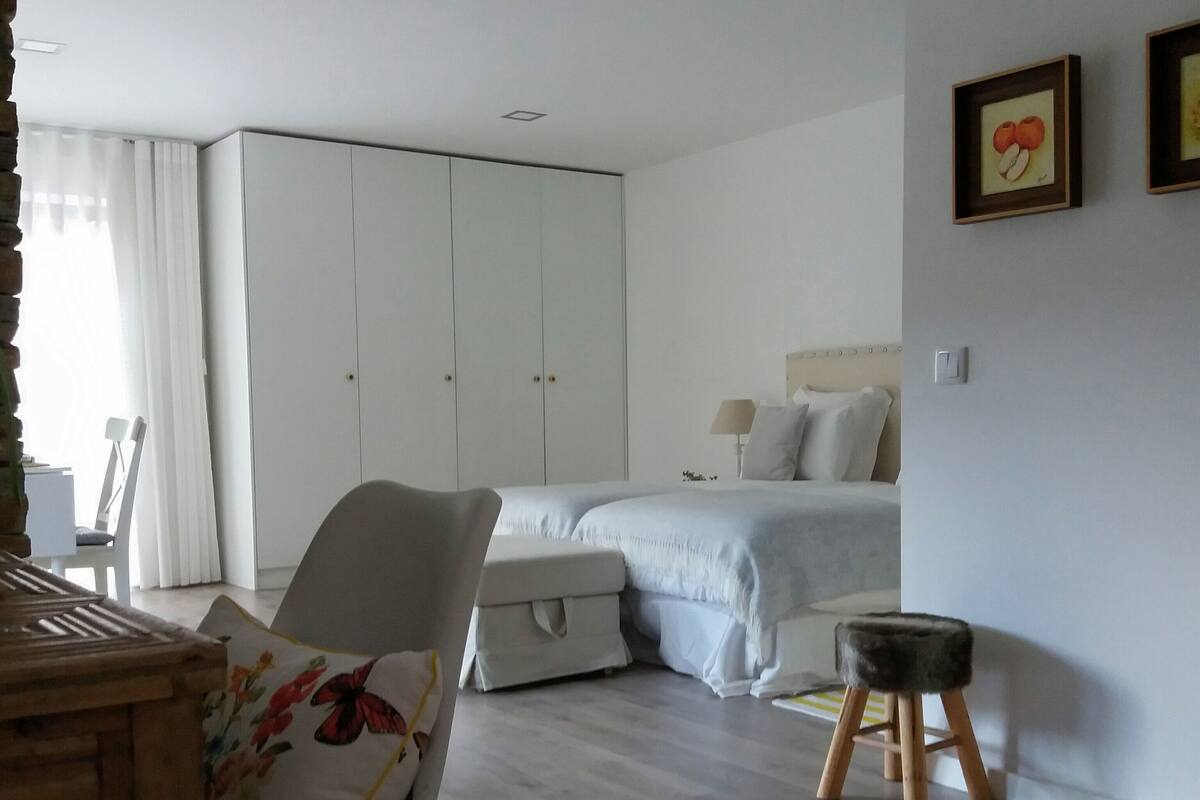 Suite – junior, terrasse | Sengetøy av topp kvalitet, skrivebord for bærbar PC og blendingsgardiner