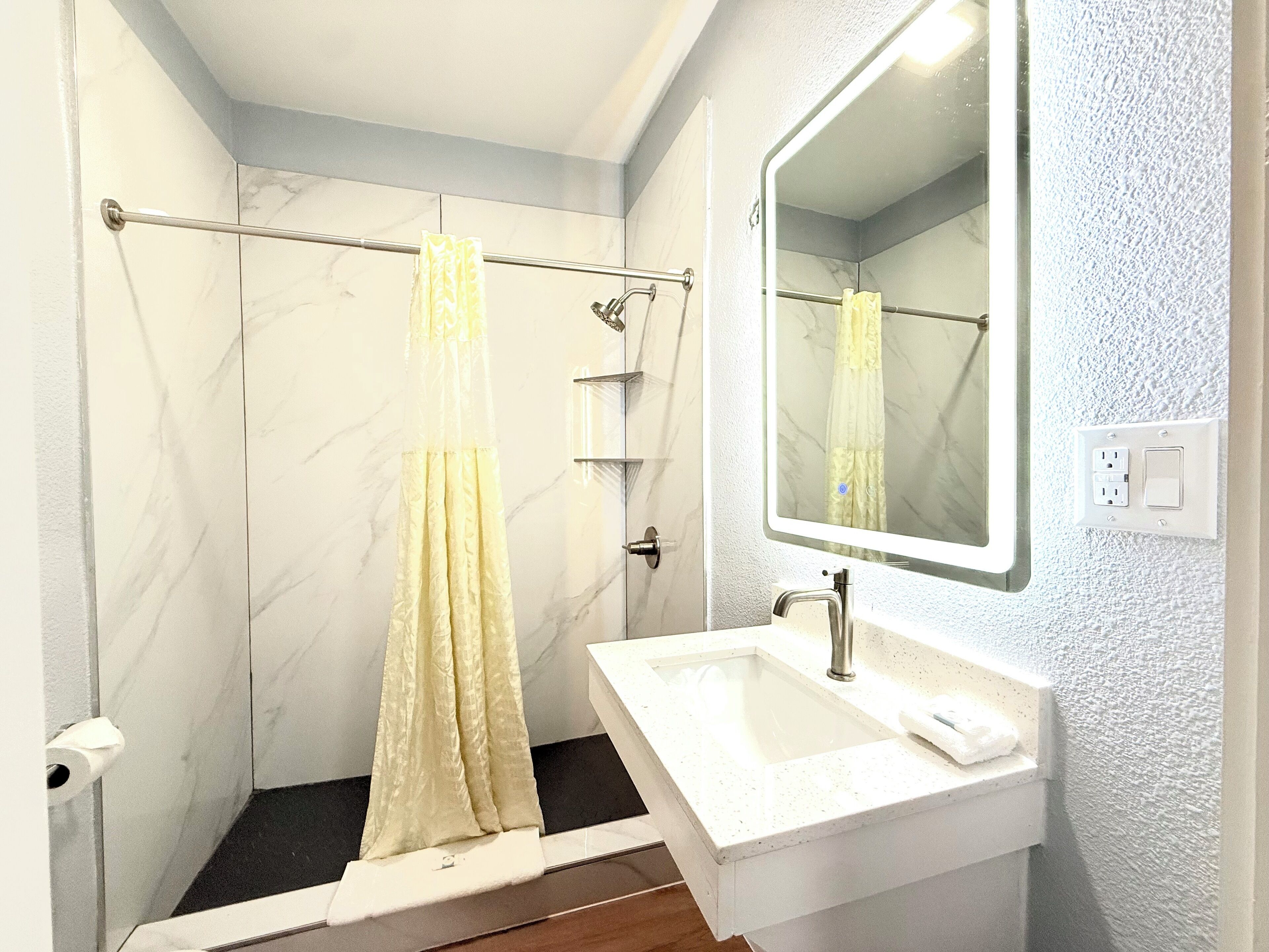 標準客房, 1 張特大雙人床 | 浴室 | 淋浴/浴缸二合一、淋浴花灑、毛巾、肥皂