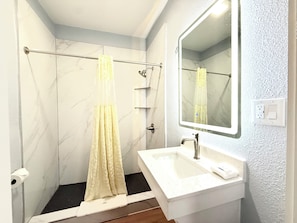 Chambre Standard, 1 très grand lit | Salle de bain