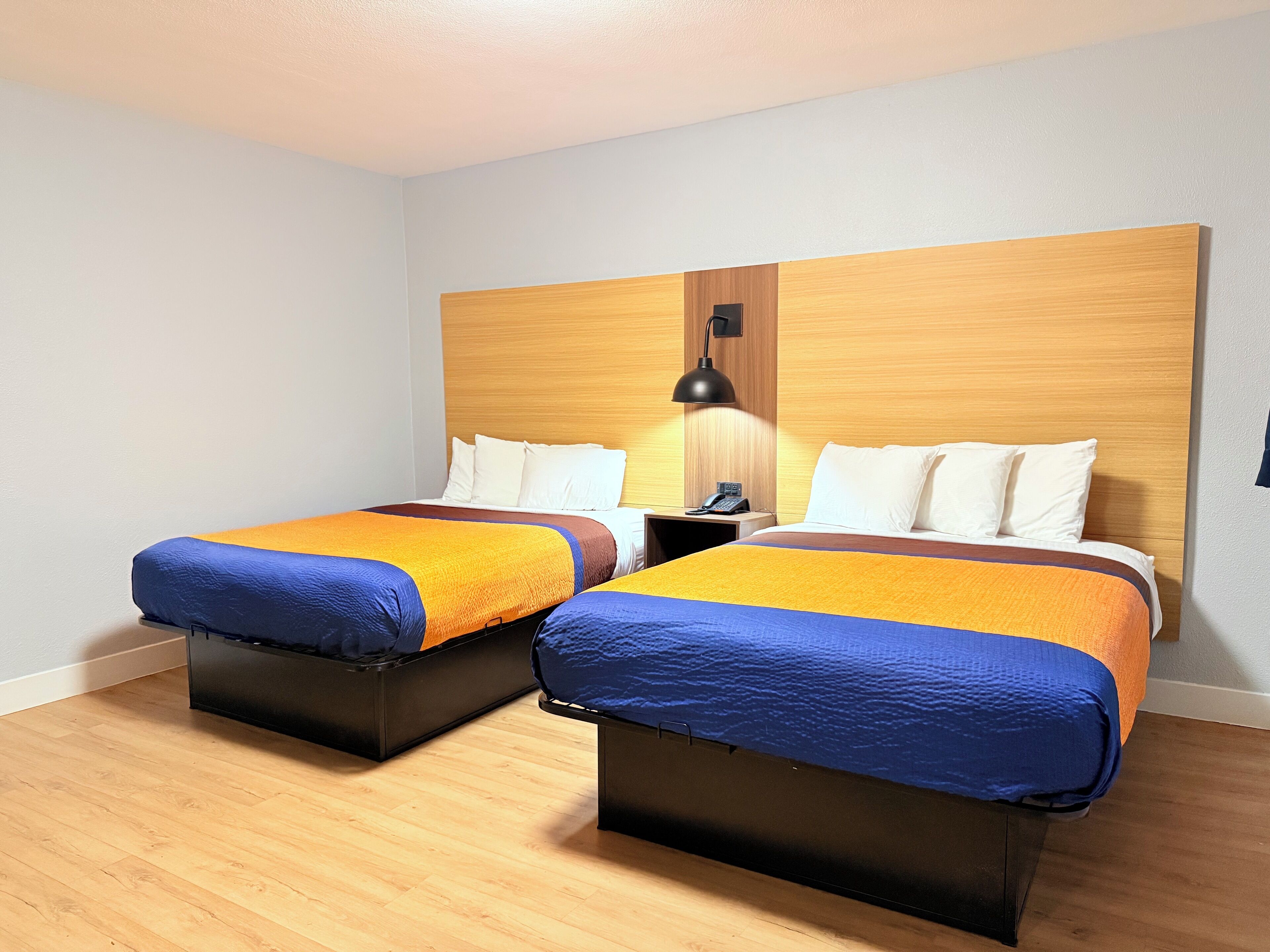 Muebles diferentes y cortinas blackout 