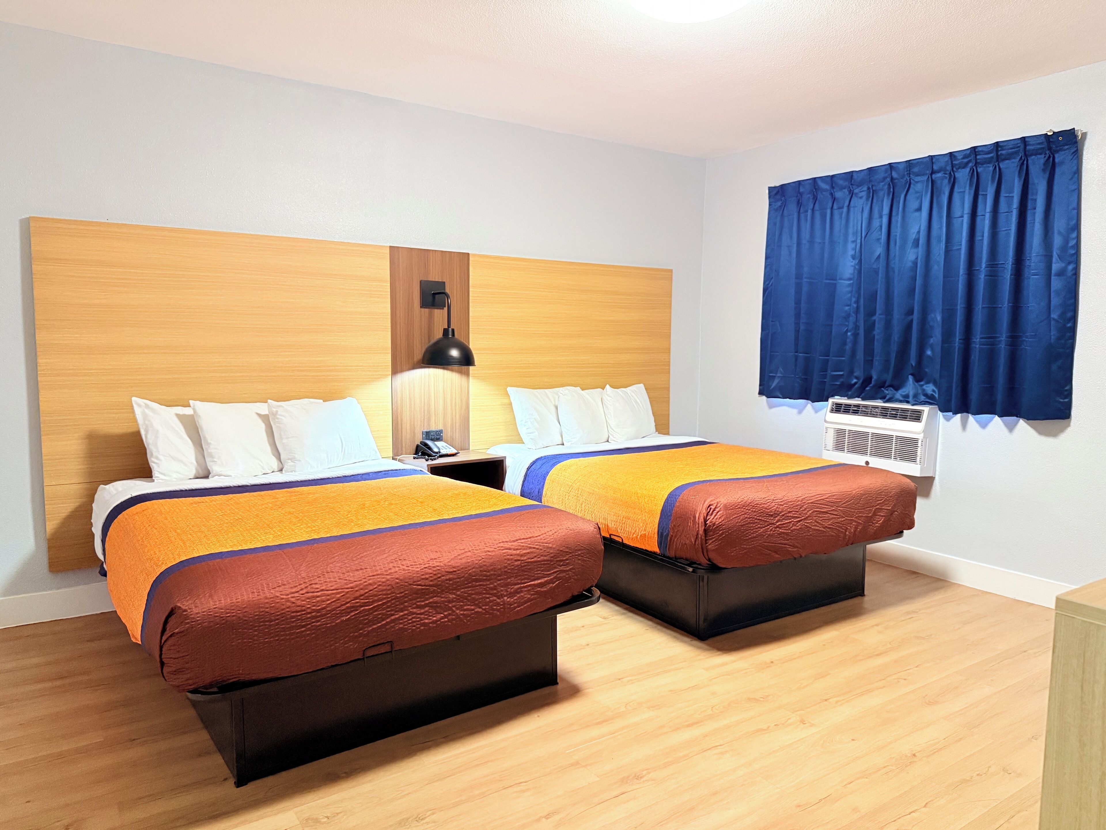 Muebles diferentes y cortinas blackout 