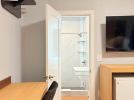 Muebles diferentes y cortinas blackout 