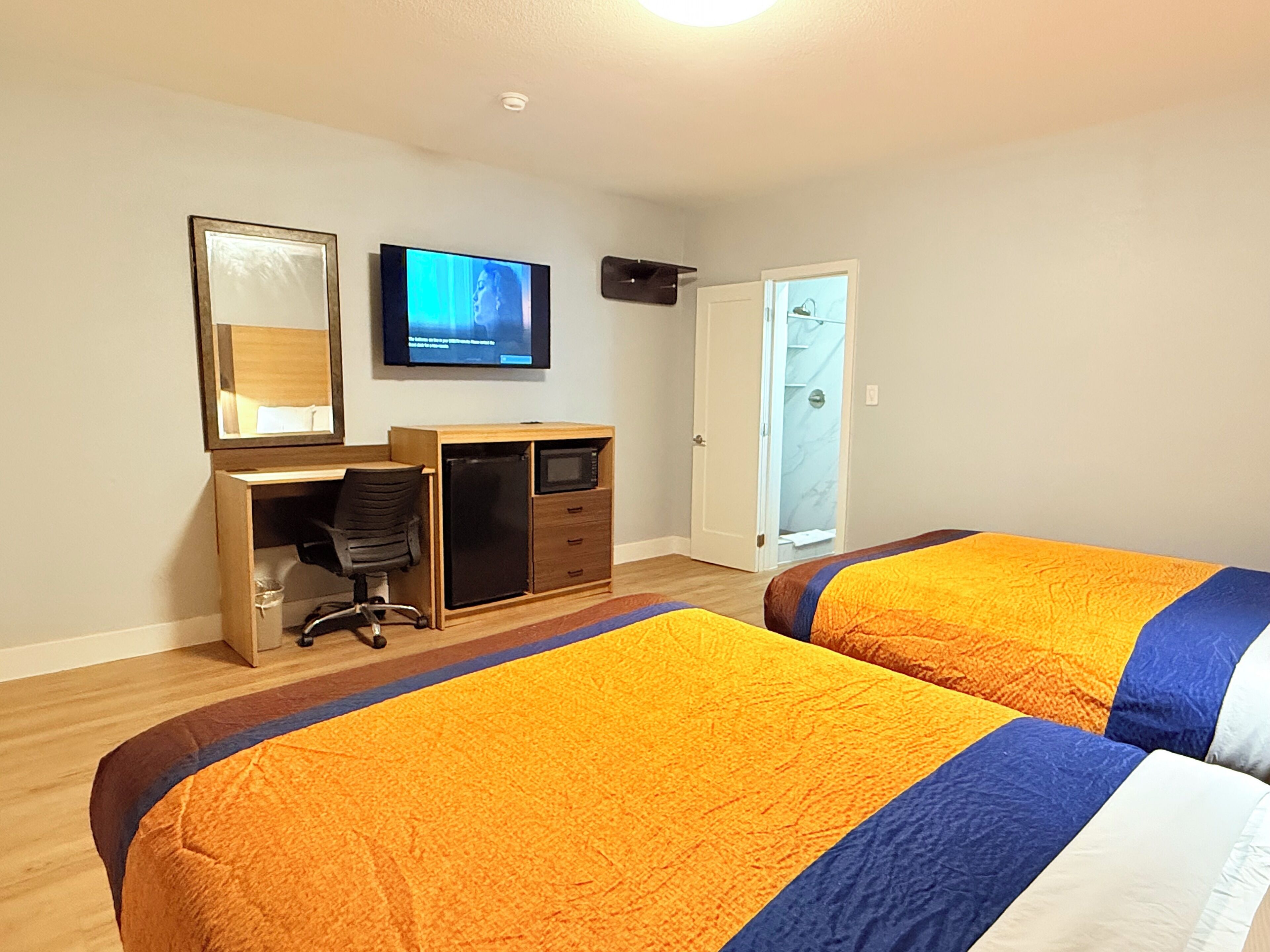 Muebles diferentes y cortinas blackout 