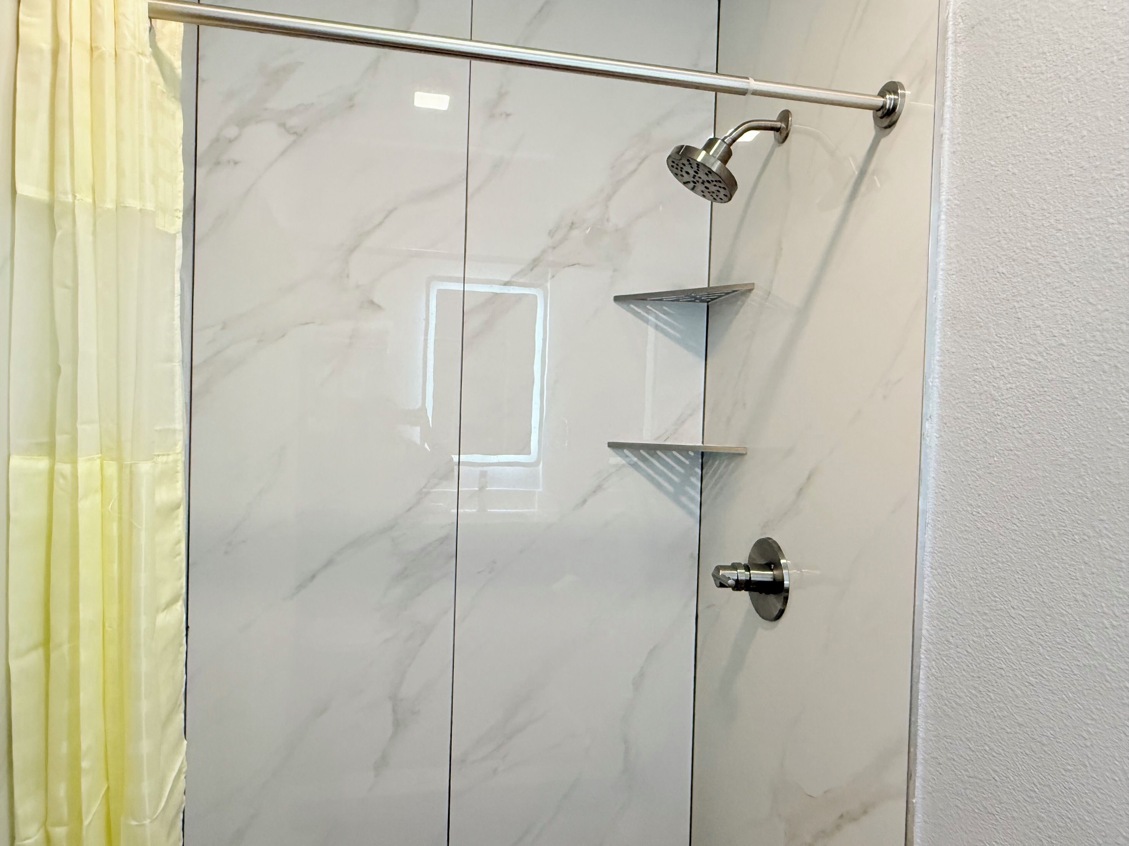 Bañera con ducha, cabezal de ducha tipo lluvia, toallas, jabón