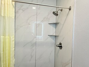 Combined shower/bathtub, rainfall showerhead, towels, soap