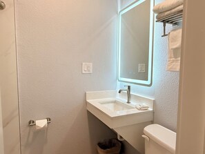 Combinazione doccia/vasca, soffione a pioggia, asciugamani, sapone