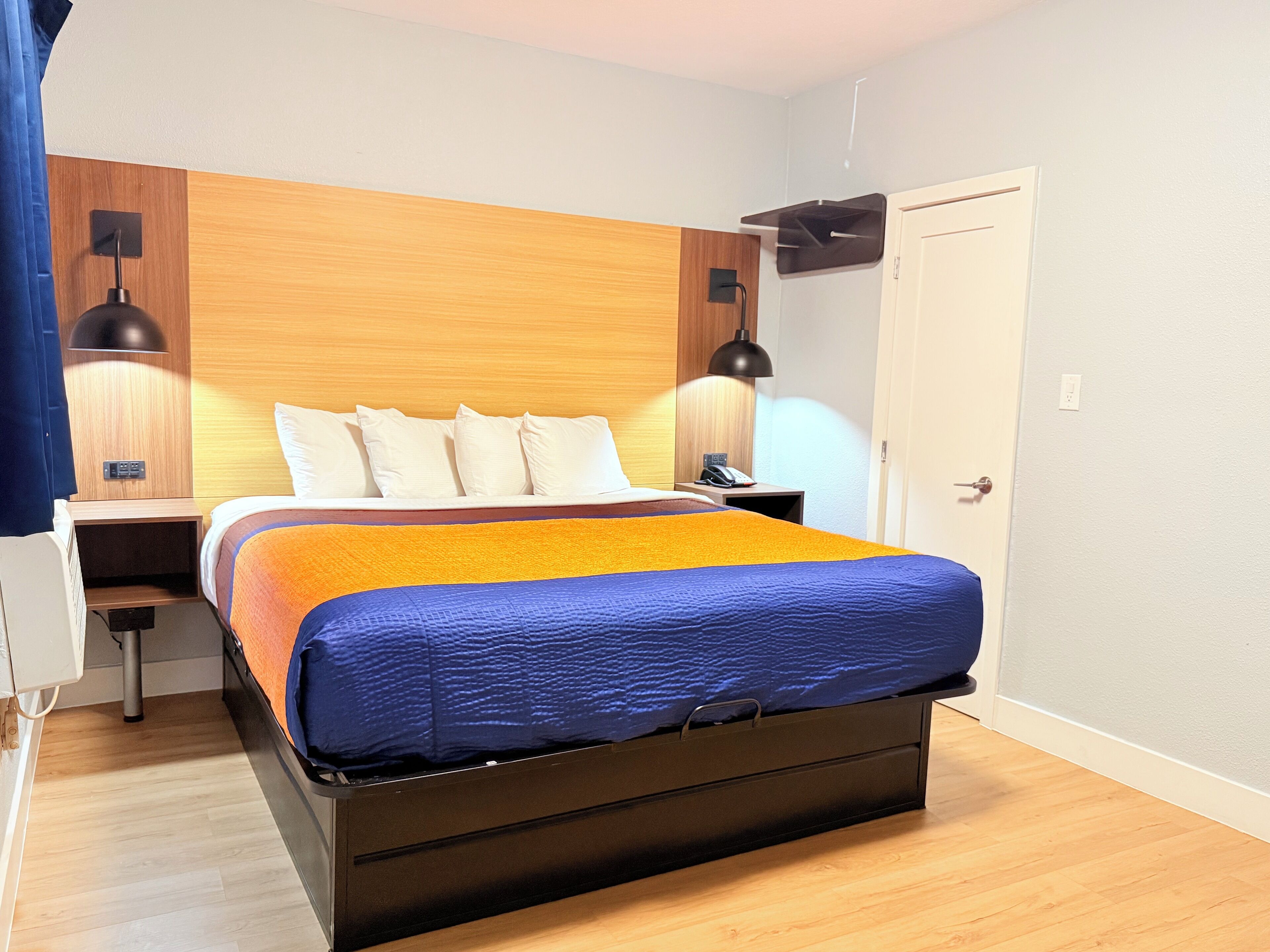 Muebles diferentes y cortinas blackout 