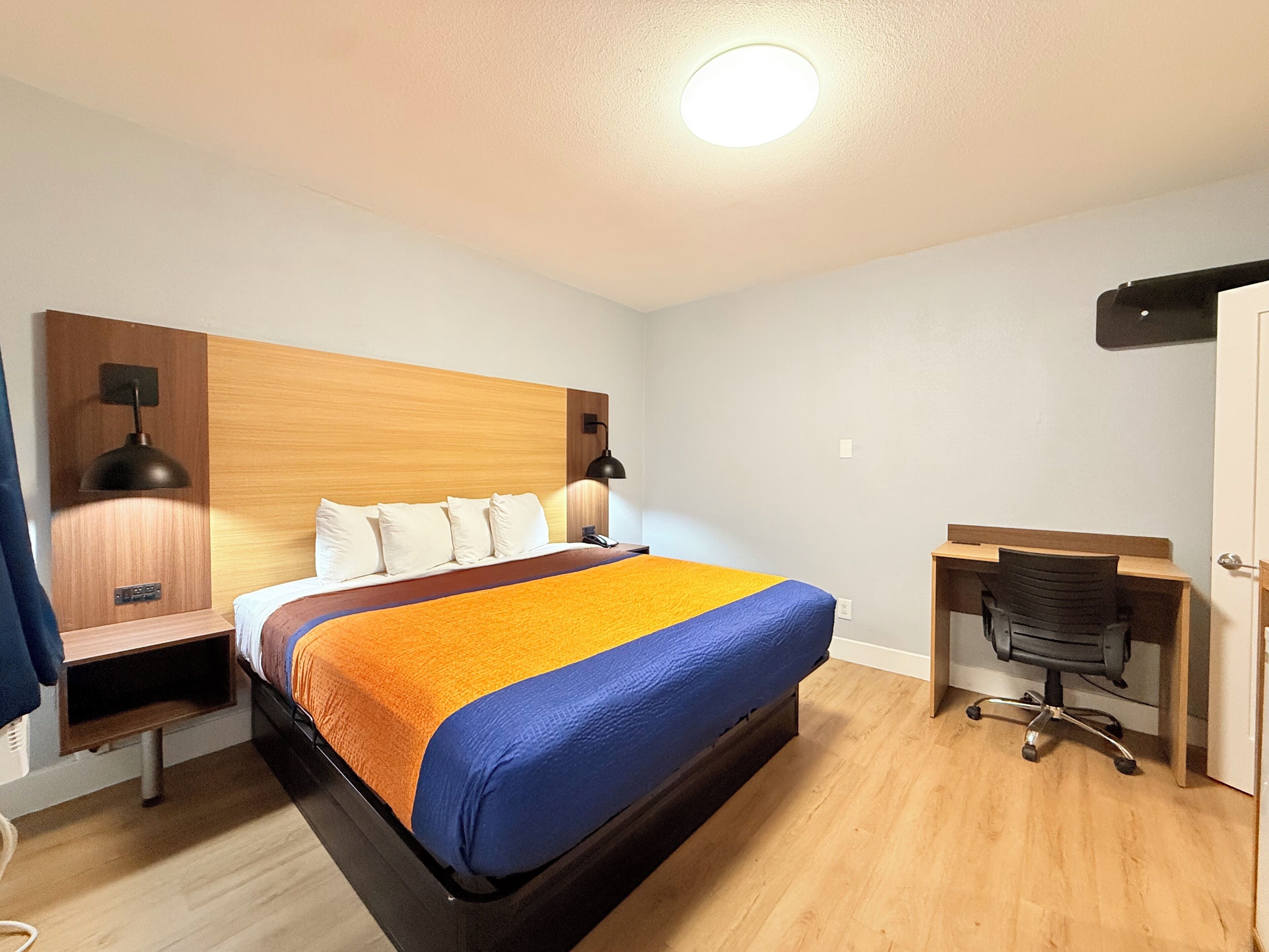 Muebles diferentes y cortinas blackout 