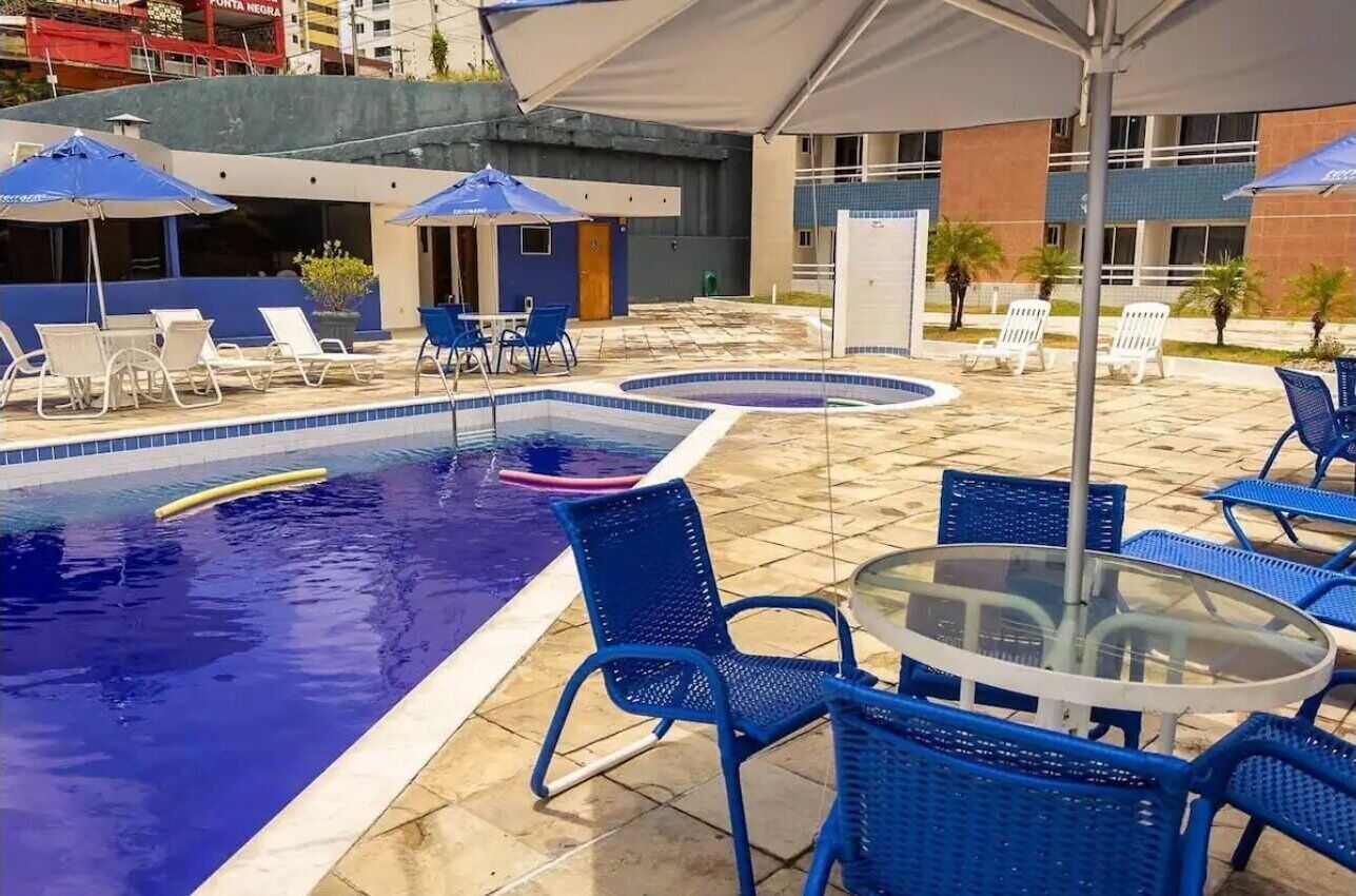 สระว่ายน้ำกลางแจ้ง