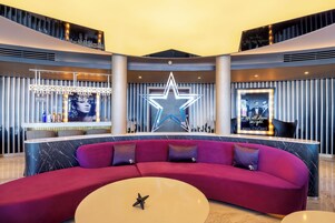 Ropa de cama de alta calidad, cubrecamas y minibar 