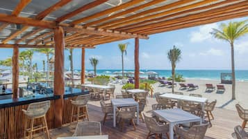 Playa privada, arena blanca, sombrillas, masajes en la playa