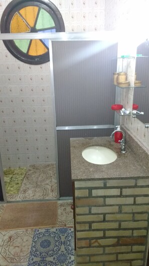 Rumah, 2 kamar tidur, pemandangan kebun | Kamar mandi | Shower, pengering rambut, kloset, dan handuk