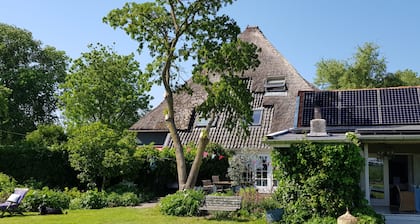 Sfeervolle woonboerderij gelegen aan het Ijsselmeer