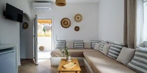 Smart TV - Luxurious Private Retreat in Santorini (Fira (Ekso Gialos))