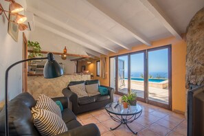 Una televisión, una chimenea, un reproductor de DVD