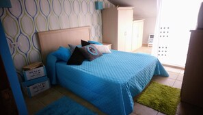 2 makuuhuonetta, silitysrauta/-lauta, vuodevaatteet