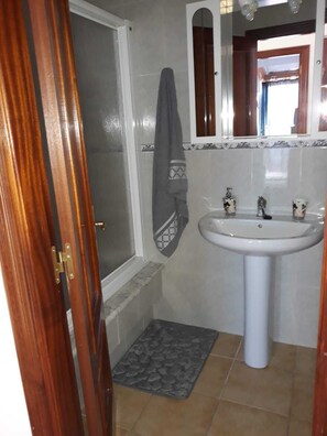 Combined shower/tub, bidet, towels, toilet paper - Bright penthouse in Fisterra (Fisterra)