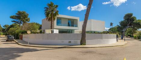 المنشأة من الخارج