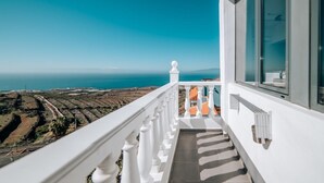 A balcony with a view of the sea and terraced fields. - Eterna Primavera Adeje - Relax with Jacuzzi and A/C (adeje)