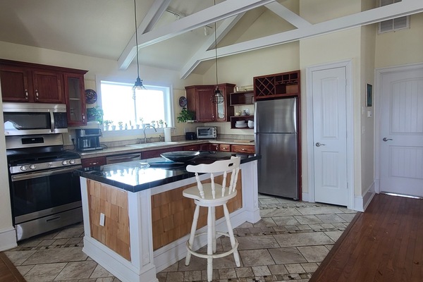 Deluxe Studio Suite, Multiple Beds, Kitchen, Ocean View | Private kitchen | Shared fridge, microwave, paper towels