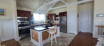 Suite estudio Deluxe, varias camas, cocina, vistas al mar | Cocina privada | Nevera en la zona común, microondas en la zona común y papel de cocina