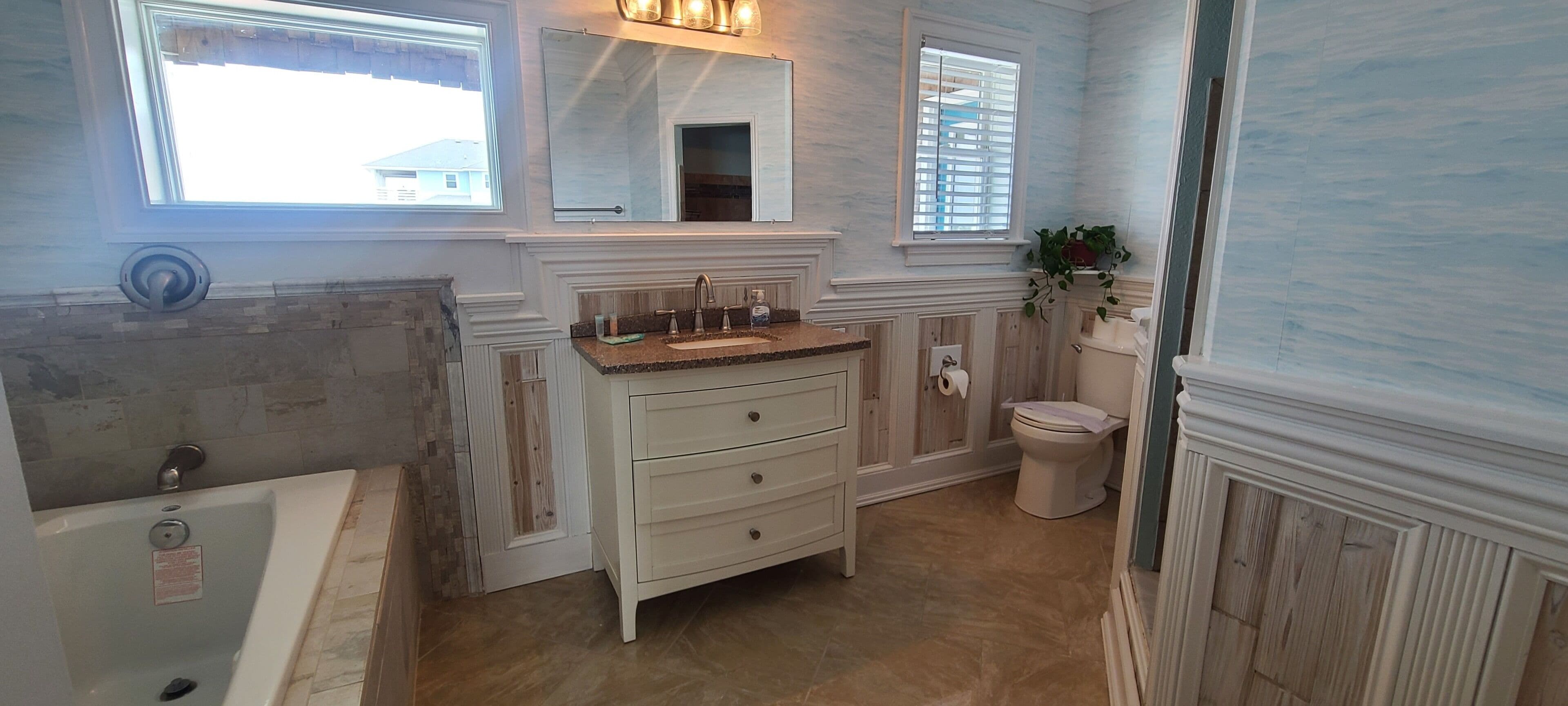 Deluxe Studio Suite, Multiple Beds, Kitchen, Ocean View | Bathroom