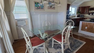 Deluxe Studio Suite, Multiple Beds, Kitchen, Ocean View | Dining room