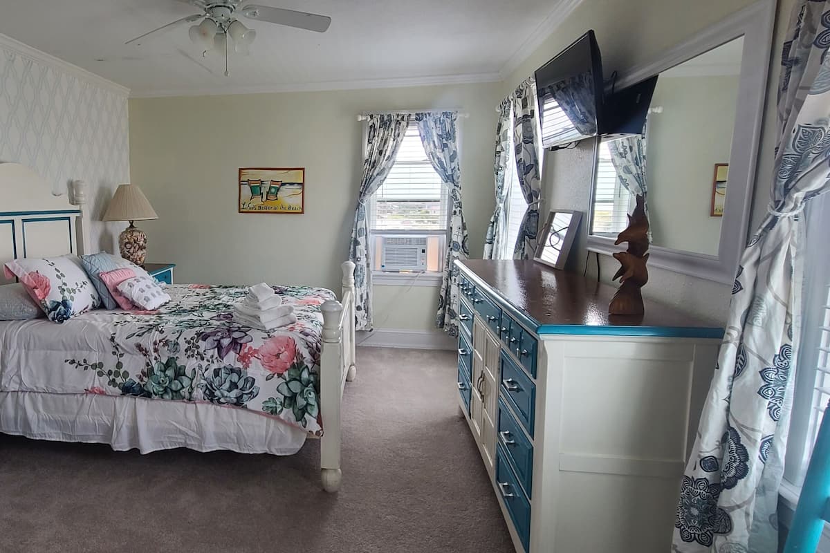 Deluxe Studio Suite, Multiple Beds, Kitchen, Ocean View | Individually decorated, individually furnished, iron/ironing board