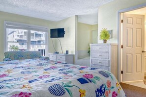 5 bedrooms, Internet, bed sheets - Five Bedroom Oceanfront Triplex Unit D (Ocean Isle Beach)
