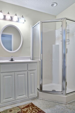 Combined shower/tub, towels