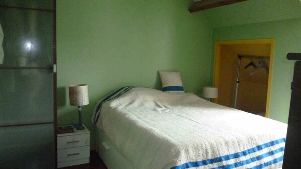 5 bedrooms, iron/ironing board, WiFi, bed sheets