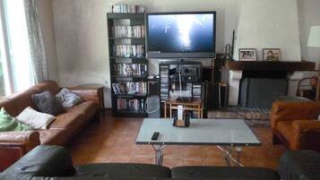 Télévision, cheminée, lecteur de DVD, baby-foot