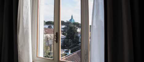 Classic Double, private external bathroom, city view | 住宿景觀