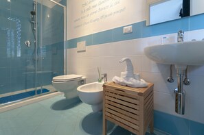 Habitación triple Deluxe, baño en la habitación, vista a la ciudad | Baño