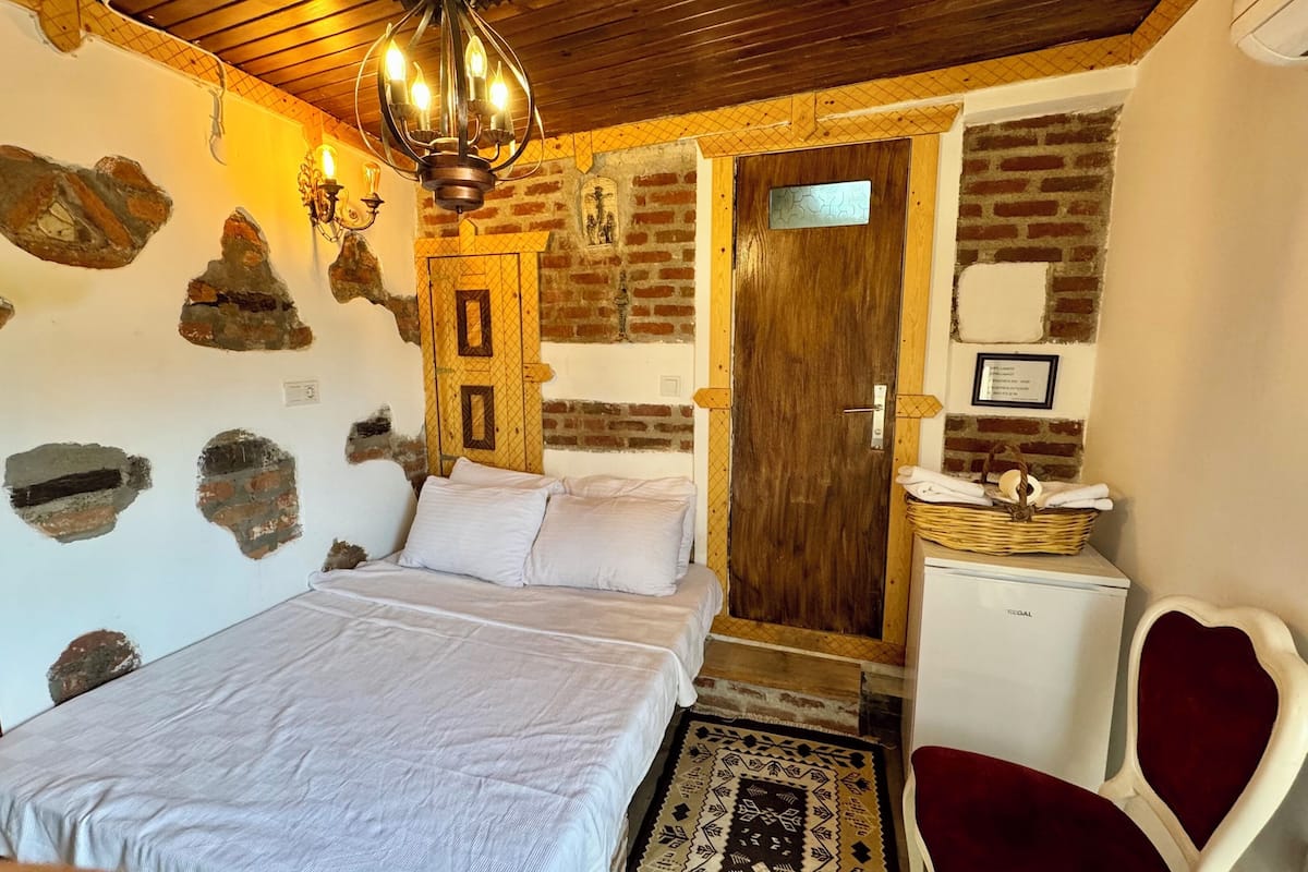 Hera Oda | Free WiFi, bed sheets