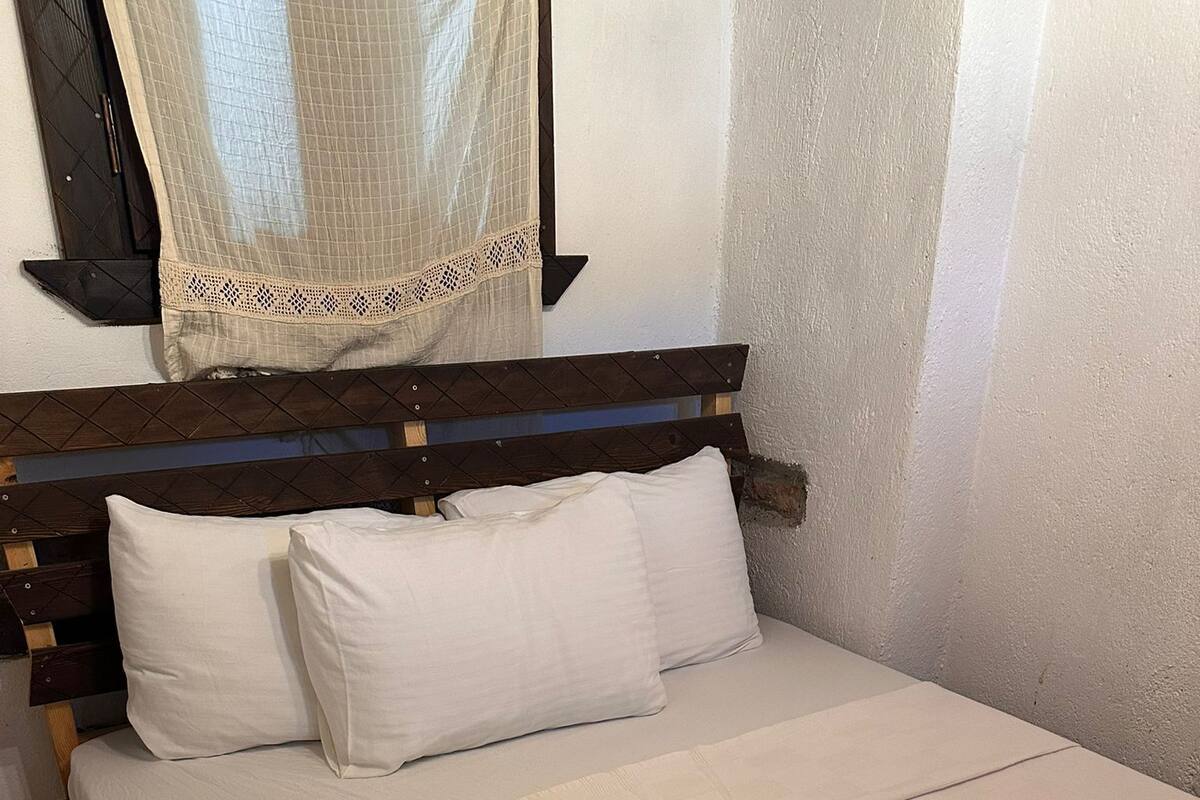 Tane Oda | Free WiFi, bed sheets