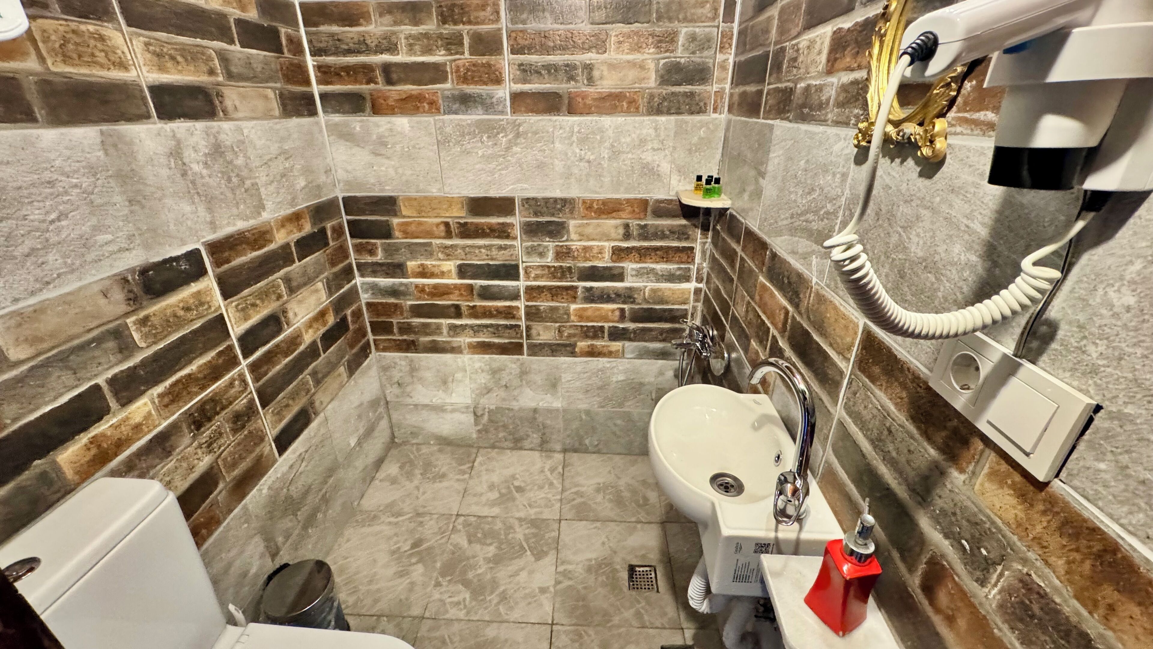 Rom | Bad | Dusj, tøfler, håndklær og såpe