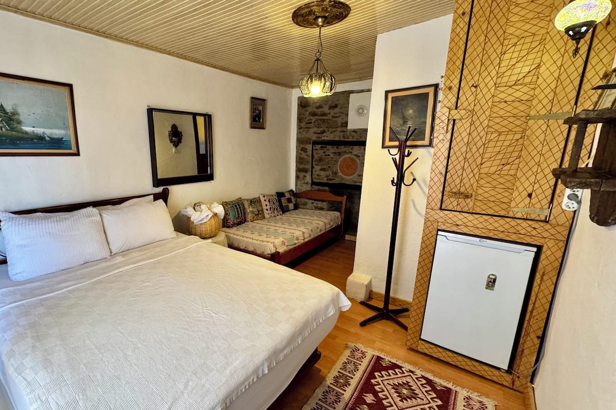 Eros Oda | Free WiFi, bed sheets