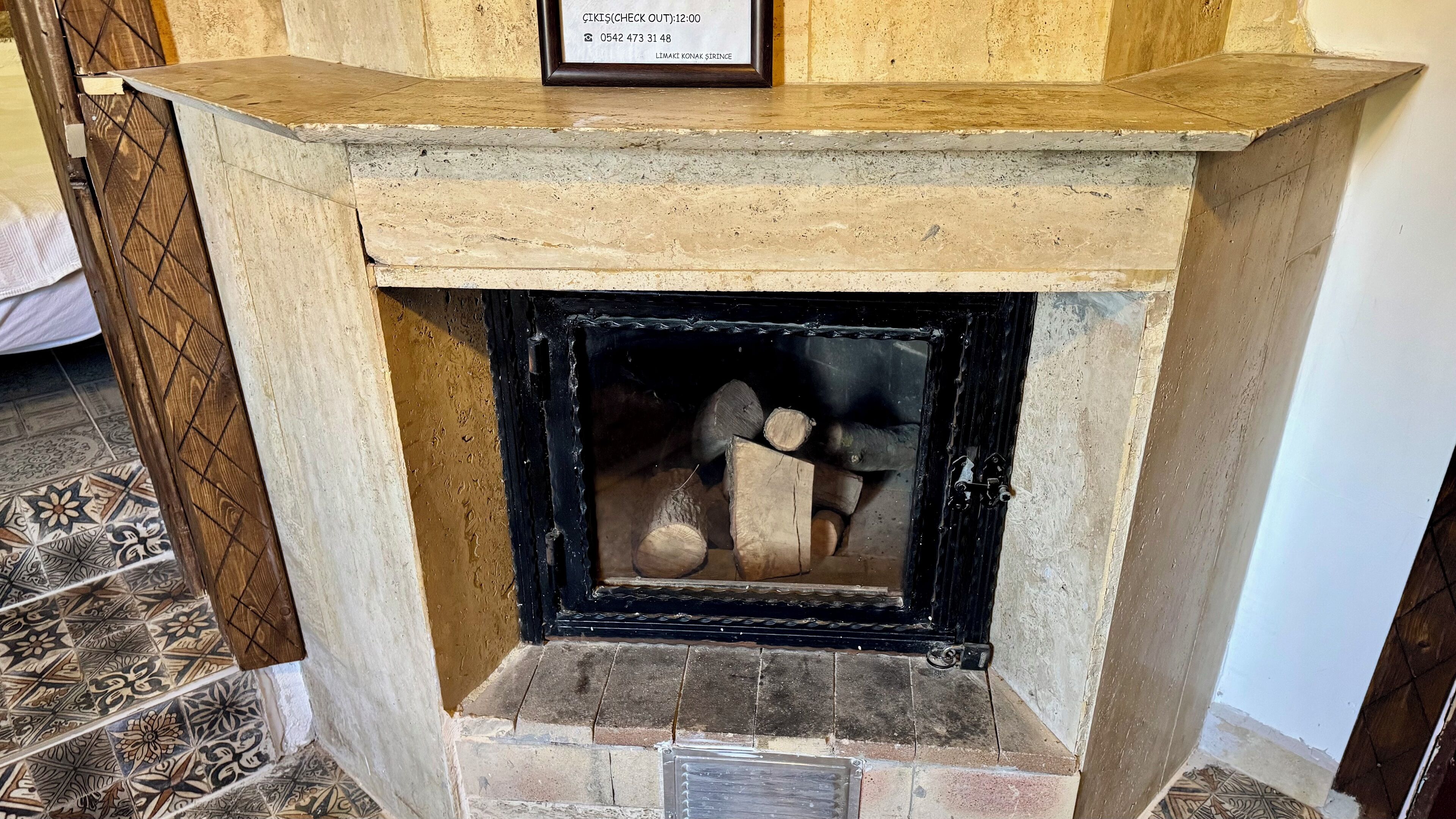 Una chimenea con un cartel de recepción encima.