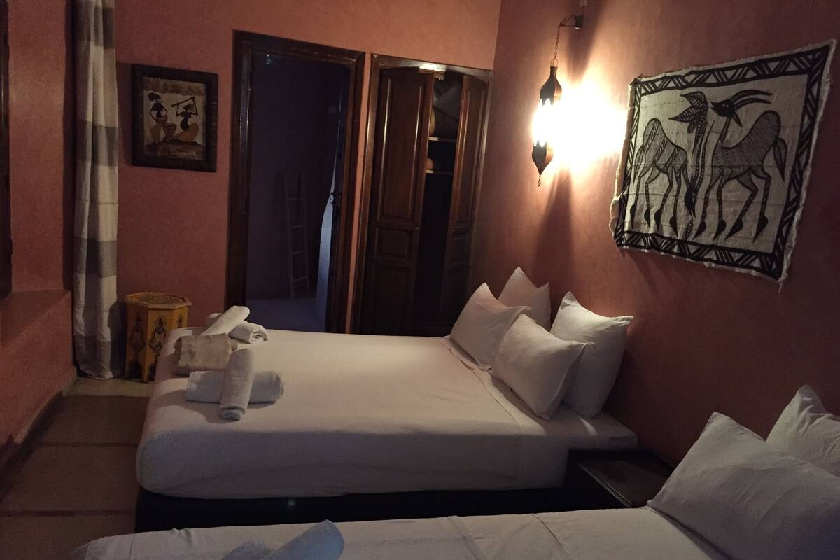Habitación triple Deluxe (Itto) | Ropa de cama de alta calidad y edredones de plumas