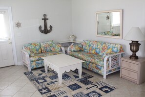 Suite estudio estándar | Zona de estar | Una televisión LCD