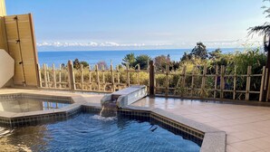 Una piscina con vista al océano y a las montañas.