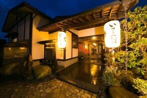 Exterior detail - Isamikan (Nakagawa)