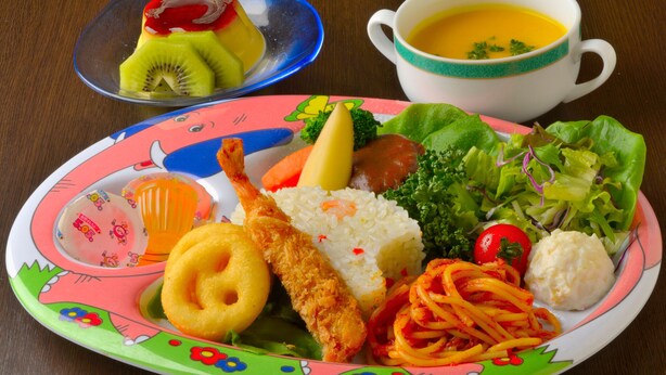 A plate with rice, vegetables, and fried items, a bowl of soup, and a dessert with fruit. - Hakone Hoshi no Akari (Hakone)
