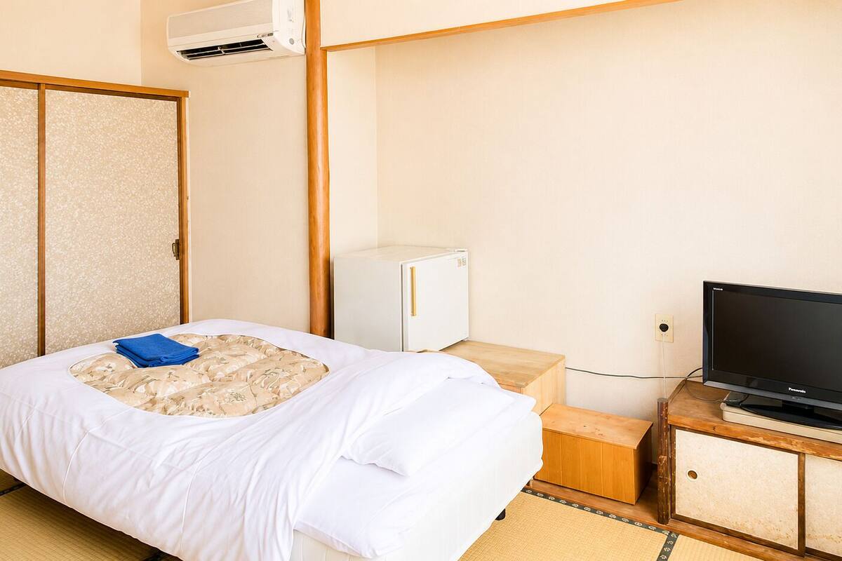 Desk, free WiFi, bed sheets