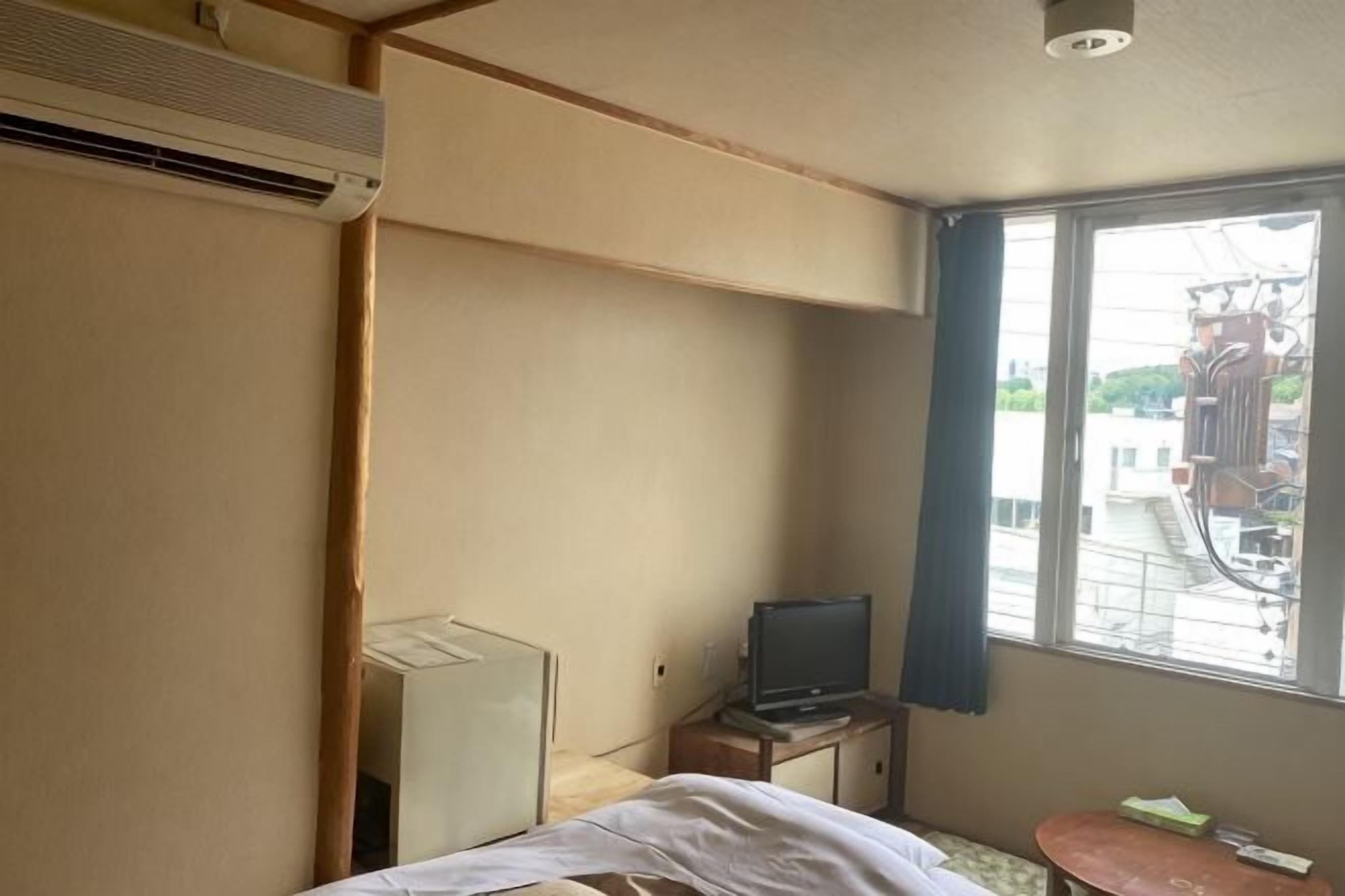 Meja kerja, Wi-Fi gratis, dan seprai linen