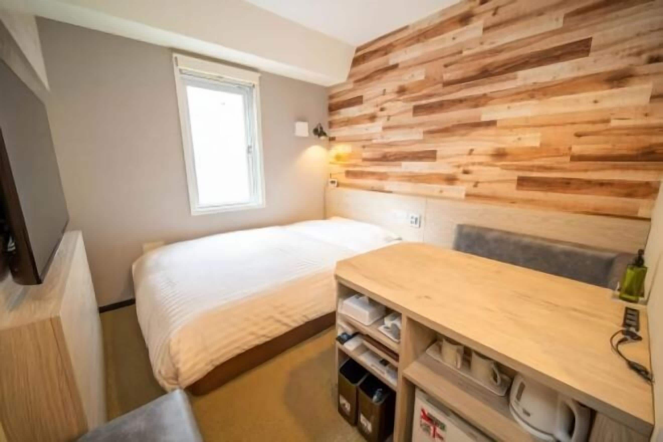 Escritorio, sistema de insonorización, wifi gratis y ropa de cama