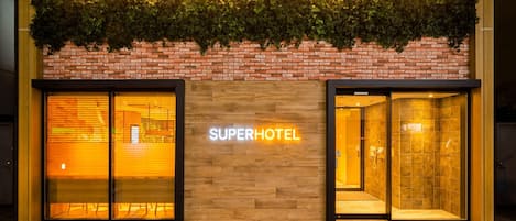 Fachada de la propiedad por la tarde o noche