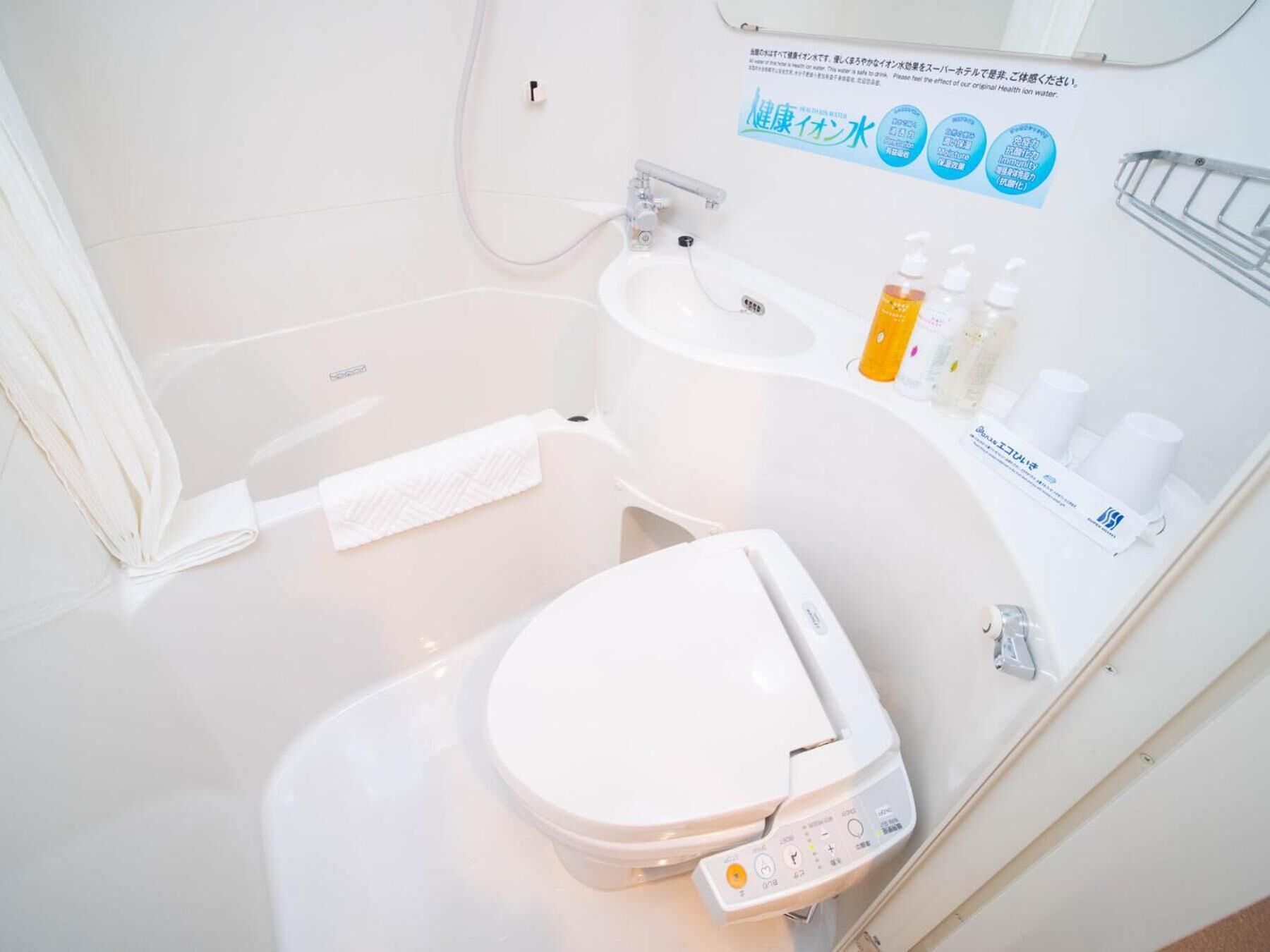 combined shower/bathtub, free toiletries, hair dryer, slippers